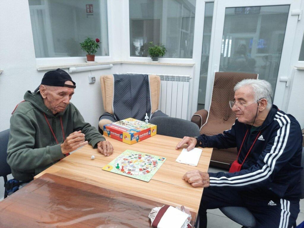 Due signori che giocano ad un gioco da tavolo