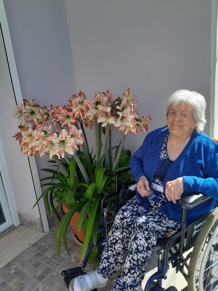 signora felice che si gode le prime giornate di sole